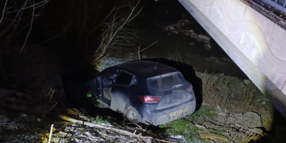 Otomobil dereye uçtu, sürücü yaralandı