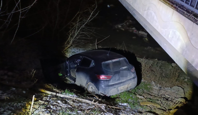 Otomobil dereye uçtu, sürücü yaralandı