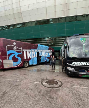 Trabzonspor ve Kocaelispor, stadyuma giriş yaptı