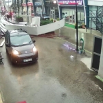 Avcılar’da fırtına iş yerinin çatısının uçma anı kamerada