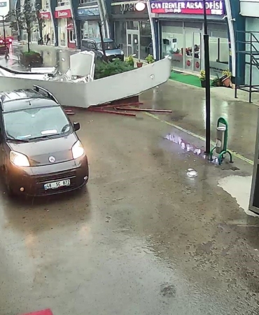 Avcılar’da fırtına iş yerinin çatısının uçma anı kamerada