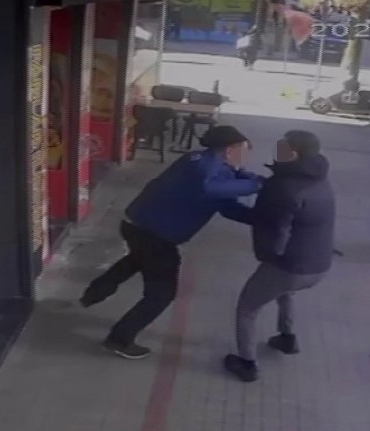 Pendik’te oyuncak silahla kuyumcu soygunu girişimi: Esnaf müdahale etti