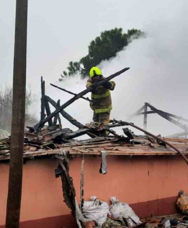 Gönen’de müstakil ev yangında kullanılamaz hale geldi