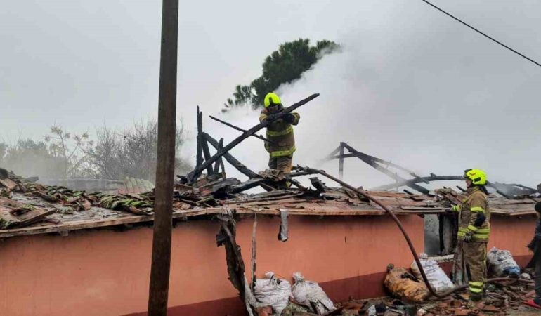 Gönen’de müstakil ev yangında kullanılamaz hale geldi