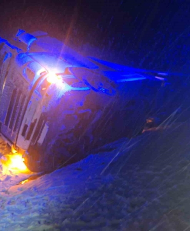 Yoğun kar yağışta kayan tır devrildi, sürücü yaralandı