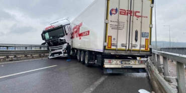 Sağanak beraberinde kazayı getirdi: Kuzey Marmara Otoyolu’nda tır makasladı