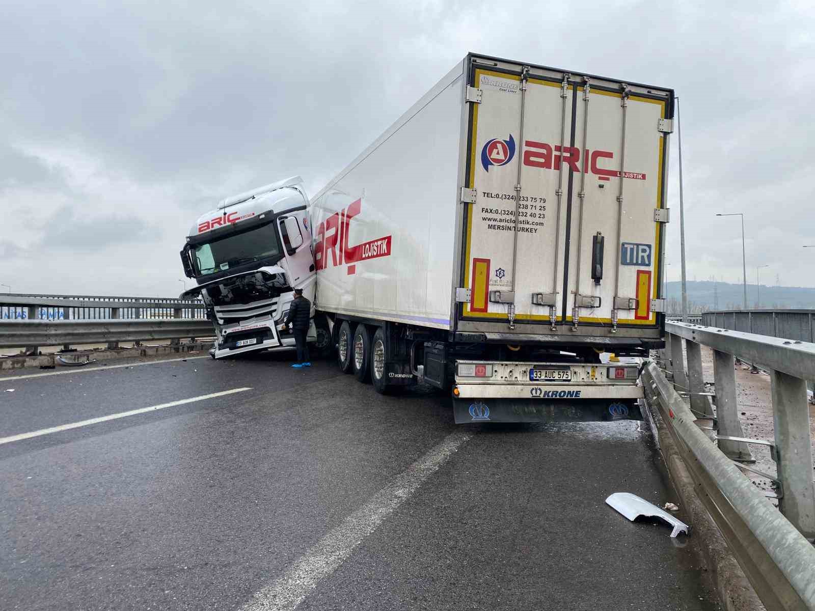 Sağanak beraberinde kazayı getirdi: Kuzey Marmara Otoyolu’nda tır makasladı