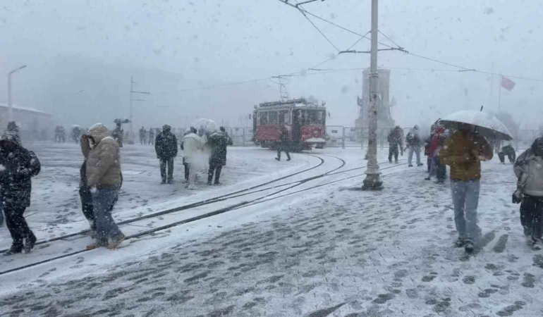 Taksim karla kaplandı