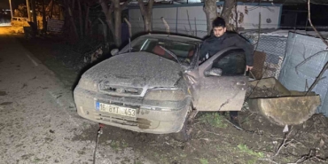 Kontrolden çıkan otomobil ağaca çarptı: 4 yaralı