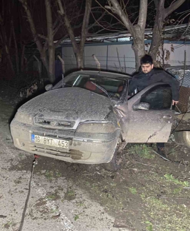 Kontrolden çıkan otomobil ağaca çarptı: 4 yaralı