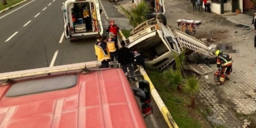 Edremit’te kamyonet bariyerlere girdi: 2 ölü, 1 yaralı