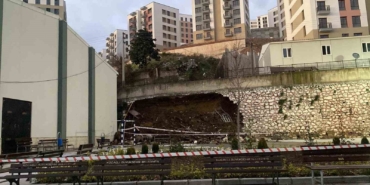 Kocaeli’de 10 metrelik istinat duvarı okul bahçesine devrildi