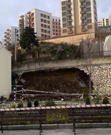 Kocaeli’de 10 metrelik istinat duvarı okul bahçesine devrildi