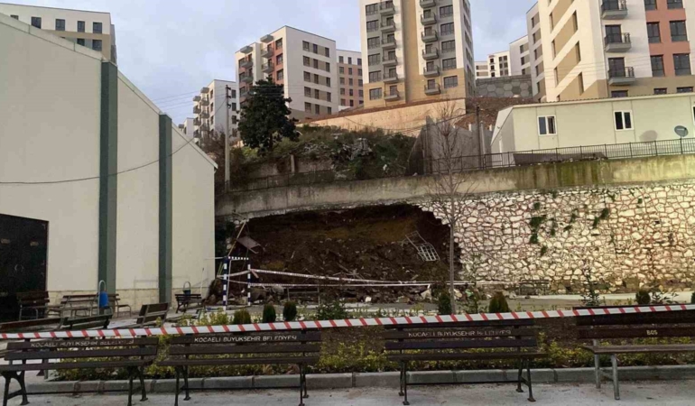 Kocaeli’de 10 metrelik istinat duvarı okul bahçesine devrildi