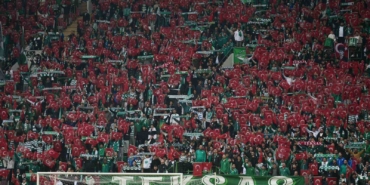 Bursaspor tribünleri Türk bayraklarıyla donatıldı
