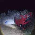 Seyir halindeki tır devrildi; 3 yaralı
