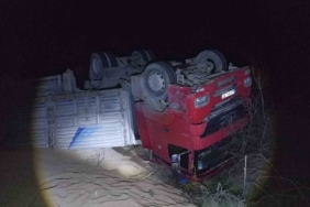 Seyir halindeki tır devrildi; 3 yaralı