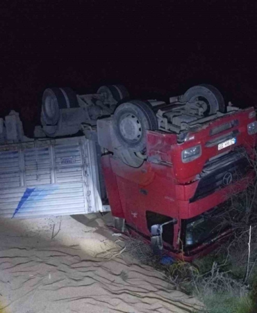 Seyir halindeki tır devrildi; 3 yaralı