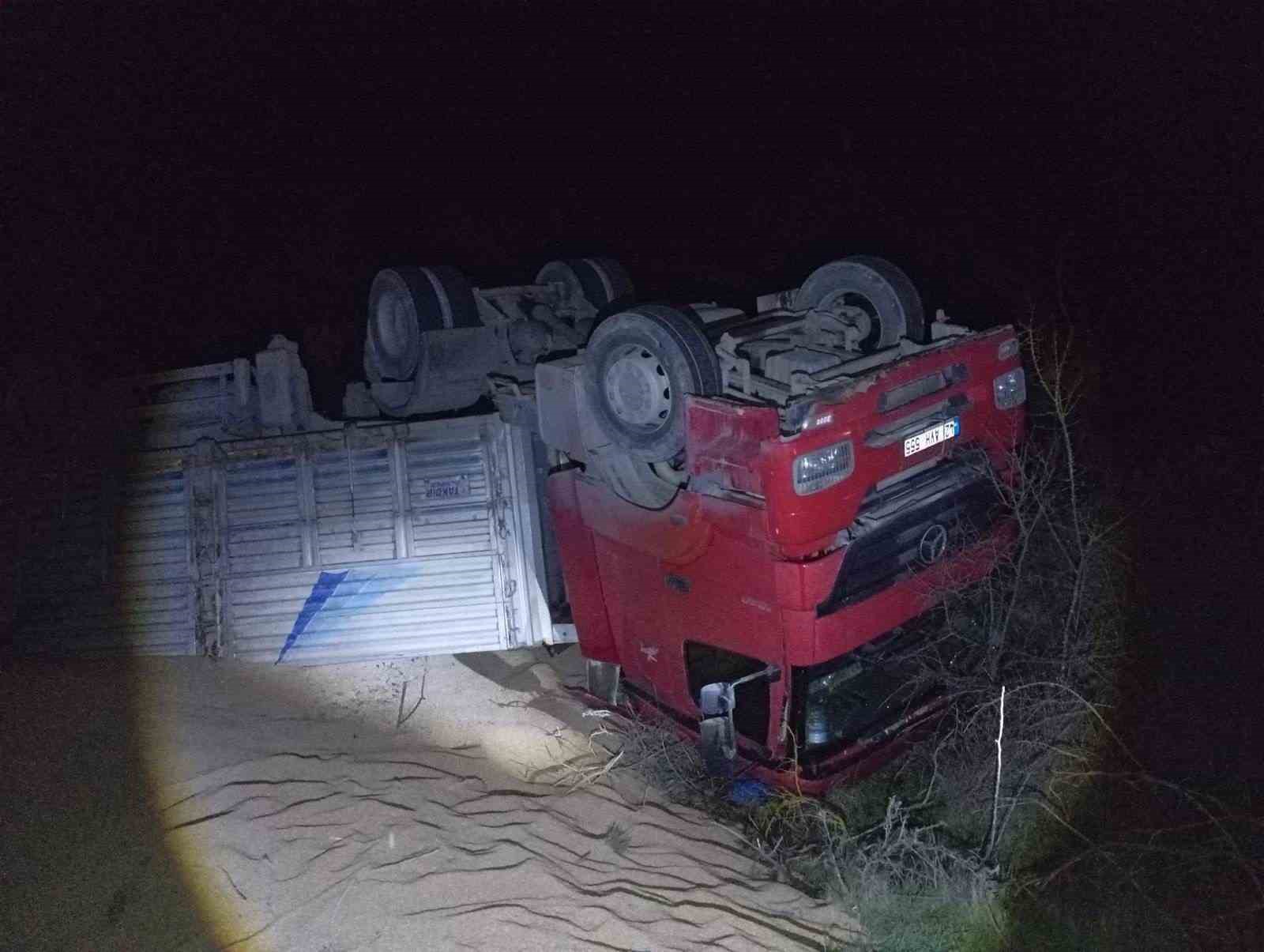 Seyir halindeki tır devrildi; 3 yaralı