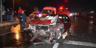 Servis minibüsüyle çarpışan otomobil sürücüsü kaçtı: 2 yaralı