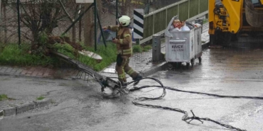 Kartal’da hafriyat kamyonu elektrik tellerine takıldı: Olay ucuz atlatıldı