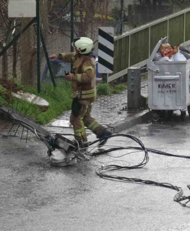 Kartal’da hafriyat kamyonu elektrik tellerine takıldı: Olay ucuz atlatıldı