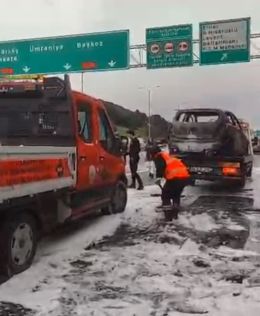 Fatih Sultan Mehmet Köprüsü girişinde otomobil yangını: Alev topuna döndü