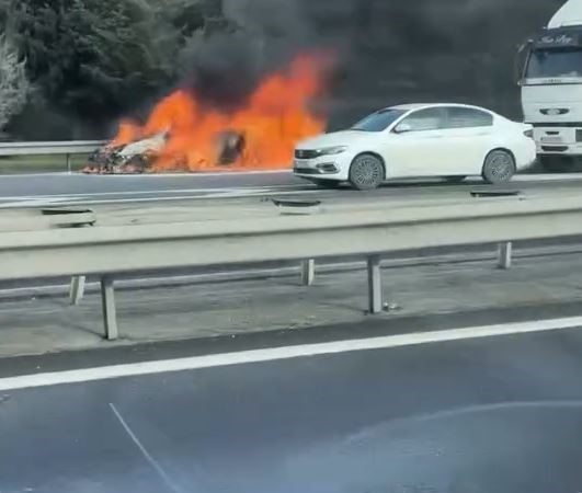 Avcılar’da seyir halindeki araç alev alev yandı