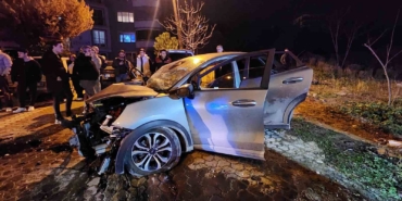 İki aracın kafa kafaya çarpıştığı feci kazada can pazarı: 3 ağır yaralı