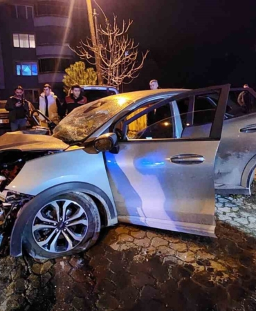 İki aracın kafa kafaya çarpıştığı feci kazada can pazarı: 3 ağır yaralı