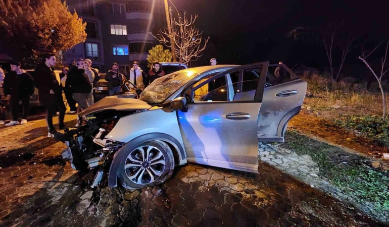 İki aracın kafa kafaya çarpıştığı feci kazada can pazarı: 3 ağır yaralı