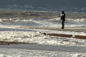 Edremit’te lodos sahili köpükle kapladı