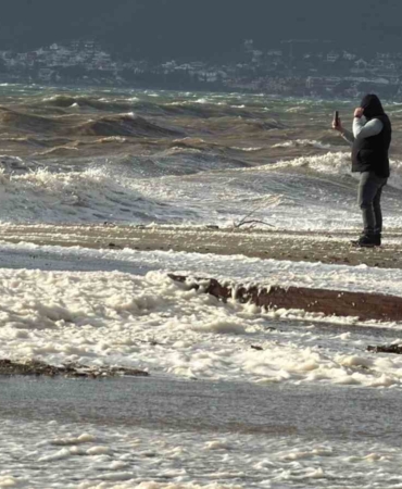 Edremit’te lodos sahili köpükle kapladı
