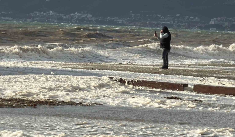 Edremit’te lodos sahili köpükle kapladı