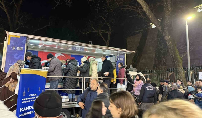 Bursalılar Miraç Kandili’nde Ulu Cami’ye akın etti