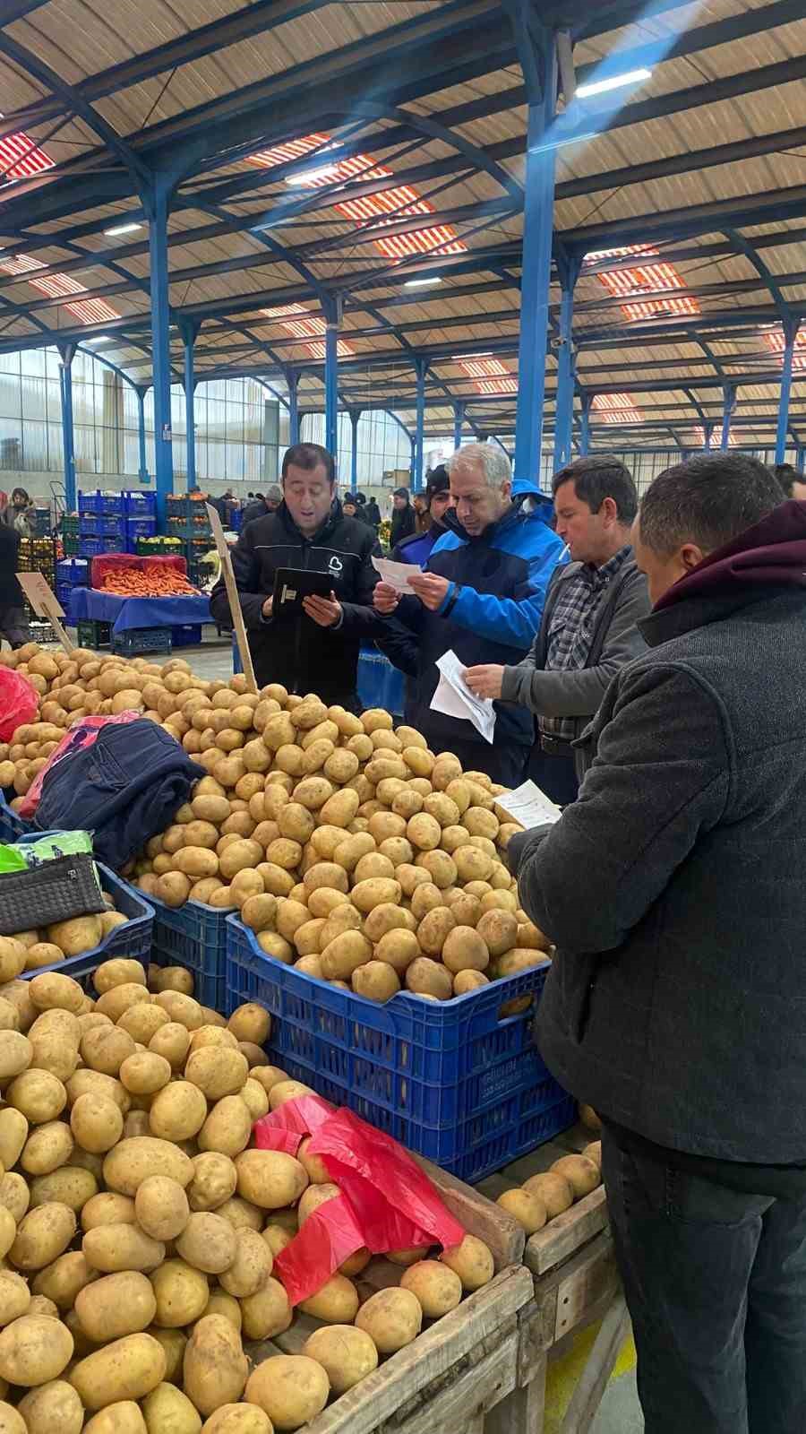 Balıkesir Büyükşehir Belediyesi pazar yerlerini denetliyor