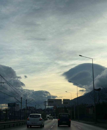 Bursa’da gökyüzünde oluşan bulutlardan görsel şölen