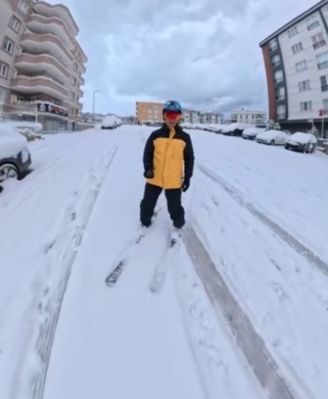 Bursa’da işe kayakla gitti