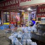 Arnavutköy’de kontrolden çıkan minibüs markete daldı: Olası facia ucuz atlatıldı