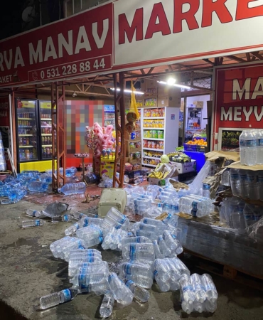 Arnavutköy’de kontrolden çıkan minibüs markete daldı: Olası facia ucuz atlatıldı