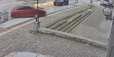 Direksiyon dersinde fren yerine gaza bastı: Otomobil dükkânın önüne uçtu