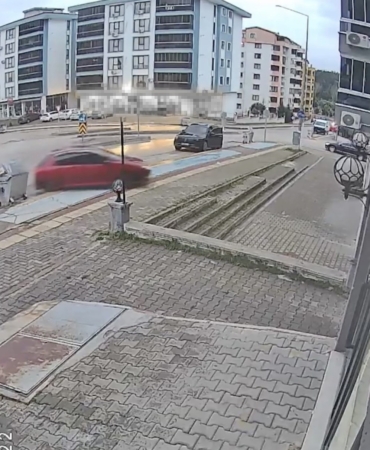 Direksiyon dersinde fren yerine gaza bastı: Otomobil dükkânın önüne uçtu