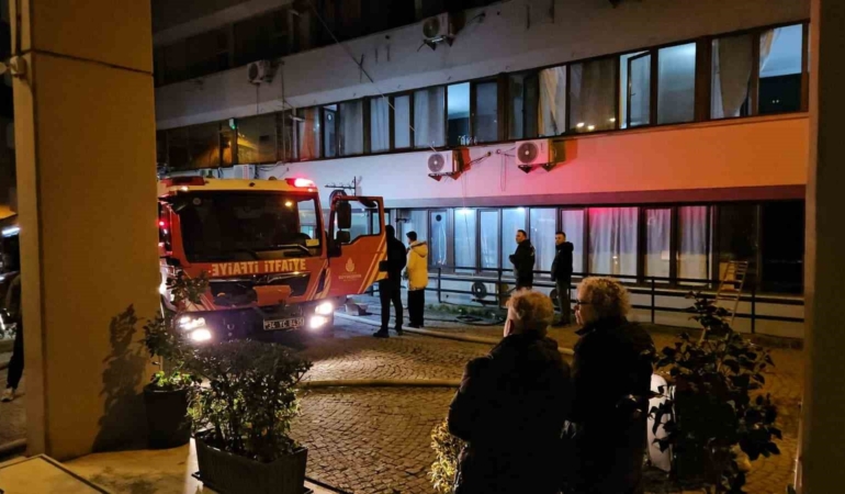 Beyoğlu’nda otelde çıkan yangında mahsur kalan 3 kişi ve bir köpek kurtarıldı