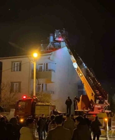 Bursa’da 3 katlı binanın çatısında yangın