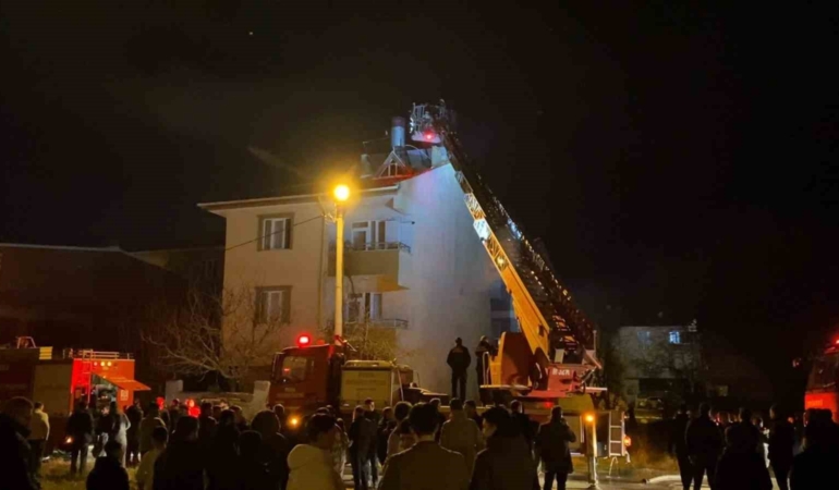 Bursa’da 3 katlı binanın çatısında yangın