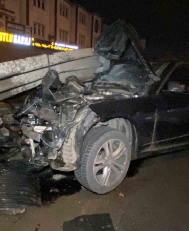 Otomobil bariyere saplandı: Sürücü yara almadan kurtuldu