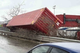 Şiddetli rüzgar eski gümrük sahasında konteynırları devirdi
