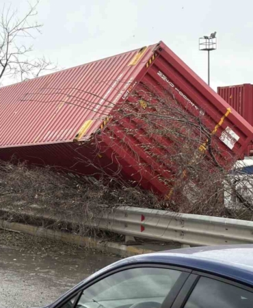 Şiddetli rüzgar eski gümrük sahasında konteynırları devirdi