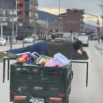 Motosikletin arkasında yatarak tehlikeli yolculuk