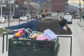 Motosikletin arkasında yatarak tehlikeli yolculuk